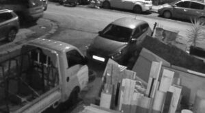 Sefaköy’de motosikletli şüpheli araç farlarını çaldı