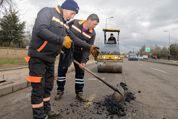 Diyarbakır’da asfalt onarım çalışmaları başlatıldı Diyarbakır’da asfalt onarım çalışmaları başlatıldı