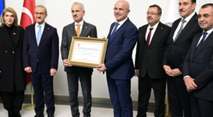 Başkan Er’den Bakan Uraloğlu’na “fahri hemşehrilik beratı”