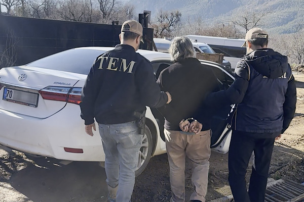 Karaman’da düzenlenen operasyonda 3 kişi tutuklandı Karaman’da düzenlenen operasyonda 3 kişi tutuklandı