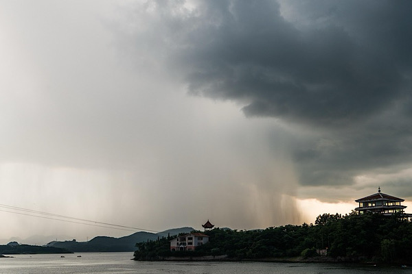 Batı bölgeleri için kuvvetli rüzgar ve fırtına uyarısı Batı bölgeleri için kuvvetli rüzgar ve fırtına uyarısı