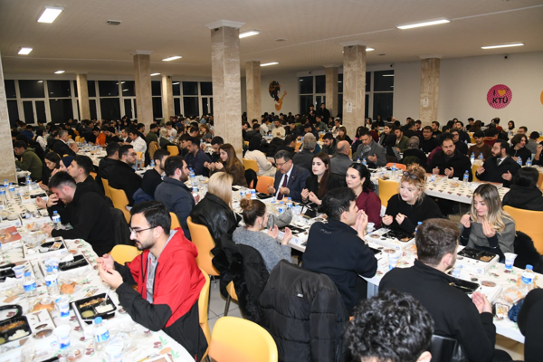 Başkan Genç, KTÜ’lü öğrencilerle iftar sofrasında buluştu Başkan Genç, KTÜ’lü öğrencilerle iftar sofrasında buluştu