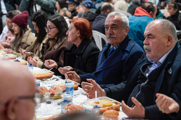 İzmir Büyükşehir Belediyesi’nin iftar programları sürüyor