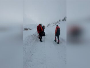 Ağrı’da verici istasyonuna giden aracın üzerine çığ düştü