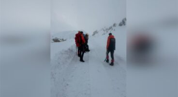 Ağrı’da verici istasyonuna giden aracın üzerine çığ düştü