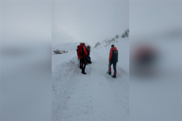 Ağrı’da verici istasyonuna giden aracın üzerine çığ düştü