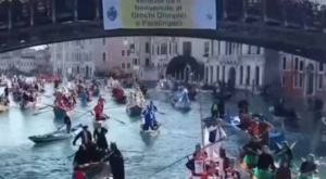 İtalya’nın ünlü karnavalı, Venedik’te Büyük Kanal’da yüzen bir geçit töreniyle başladı