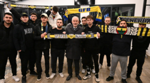 Başkan Başdeğirmen, Fenerbahçe’nin maçını vatandaşlarla izledi Başkan Başdeğirmen, Fenerbahçe’nin maçını vatandaşlarla izledi