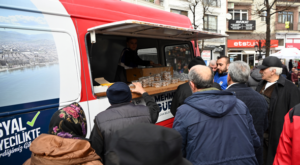 Yalova’da vatandaşlara helva ve çay ikramı yapıldı
