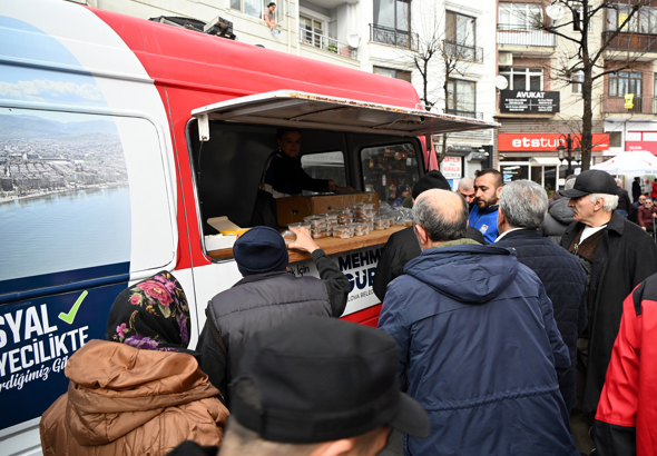 Yalova’da vatandaşlara helva ve çay ikramı yapıldı