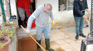 Menderes Belediyesi’nden yağışlar sonrası zarar gören evlerde temizlik çalışması Menderes Belediyesi’nden yağışlar sonrası zarar gören evlerde temizlik çalışması