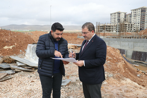 Başkan Canpolat, yarı olimpik yüzme havuzu inşaatında incelemelerde bulundu