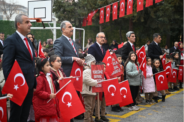 Malatya Valisi Yavuz, Fatih İlkokulu’ndaki törene katıldı Malatya Valisi Yavuz, Fatih İlkokulu’ndaki törene katıldı