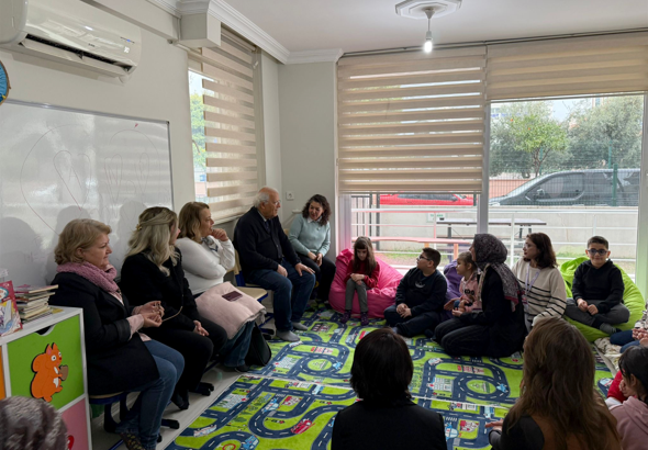 Seslendirilen masal kitaplarının kayıtları çocuklara hediye edildi
