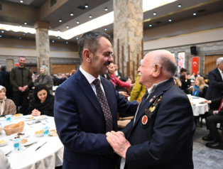 Vali Aktaş, şehit yakınları ve gazilerle iftarda bir araya geldi Vali Aktaş, şehit yakınları ve gazilerle iftarda bir araya geldi