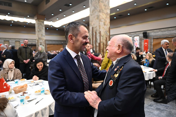 Vali Aktaş, şehit yakınları ve gazilerle iftarda bir araya geldi Vali Aktaş, şehit yakınları ve gazilerle iftarda bir araya geldi