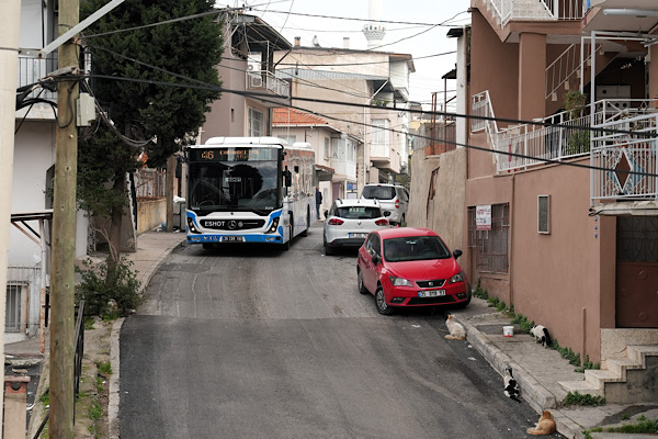 Çobançeşme-Gümrük hattında alçak tabanlı otobüsler hizmet veriyor Çobançeşme-Gümrük hattında alçak tabanlı otobüsler hizmet veriyor