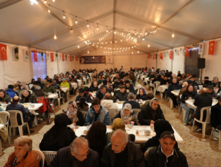 Maltepe’de vatandaşlar, iftar çadırında buluştu Maltepe’de vatandaşlar, iftar çadırında buluştu