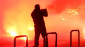 İtalya’da Kış Olimpiyatları mekanı yakınlarında protestocular polise havai fişek attı İtalya’da Kış Olimpiyatları mekanı yakınlarında protestocular polise havai fişek attı