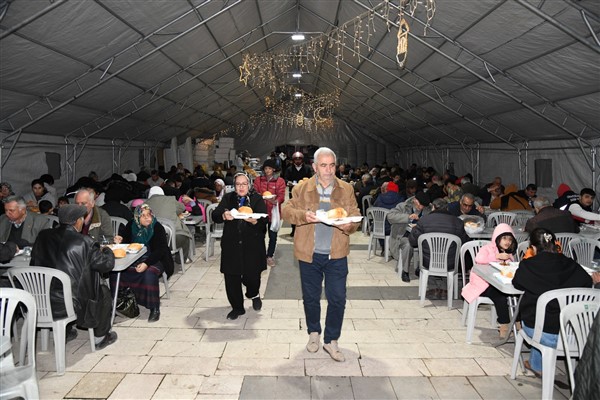 Başkan Çenet, iftar çadırında vatandaşlarla oruç açtı Başkan Çenet, iftar çadırında vatandaşlarla oruç açtı