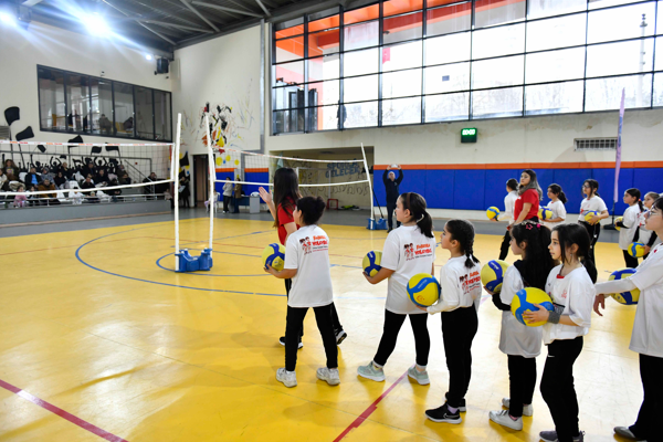 “Fabrika Voleybol” projesiyle çocuklar ücretsiz voleybol eğitimi alıyor