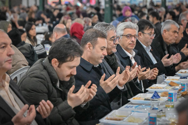 Başkan Akın, Bigadiçlilerle iftar sofrasında buluştu Başkan Akın, Bigadiçlilerle iftar sofrasında buluştu