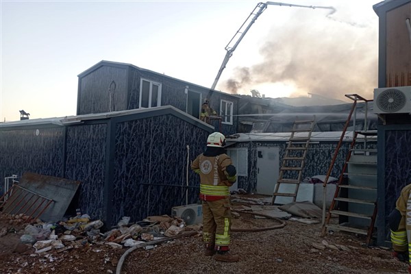 Manisa’da işçi konteynerinde çıkan yangın söndürüldü Manisa’da işçi konteynerinde çıkan yangın söndürüldü