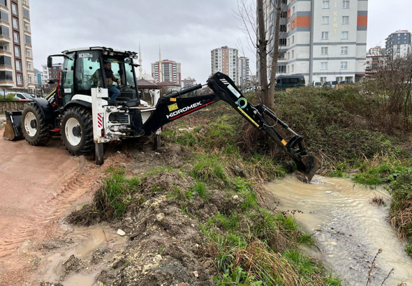 Büyükşehir, su baskını ve taşkını riskine karşı sahada çalışıyor Büyükşehir, su baskını ve taşkını riskine karşı sahada çalışıyor