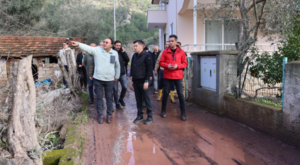 Başkan Ünlü, selden etkilenen mahallelerde incelemelerde bulundu