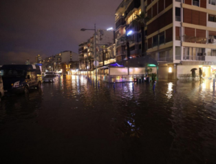 İzmir’de deniz seviyesi 85 santimetreye yükseldi İzmir’de deniz seviyesi 85 santimetreye yükseldi