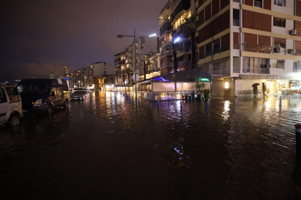 İzmir’de deniz seviyesi 85 santimetreye yükseldi İzmir’de deniz seviyesi 85 santimetreye yükseldi