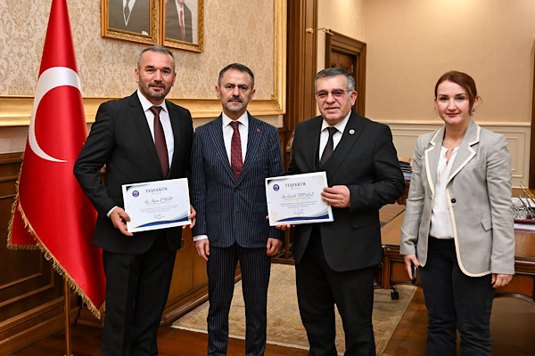 Kocaeli Valisi Aktaş, muhtarlara teşekkür belgesi verdi