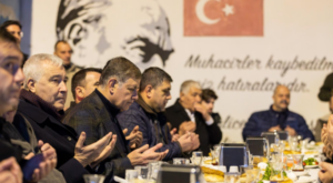 Başkan Tugay, Kemalpaşalılarla sahur sofrasında buluştu Başkan Tugay, Kemalpaşalılarla sahur sofrasında buluştu