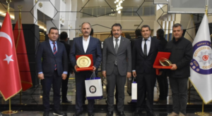 Hatay İl Emniyet Müdürü Yılmaz’dan emekliye ayrılan personele plaket