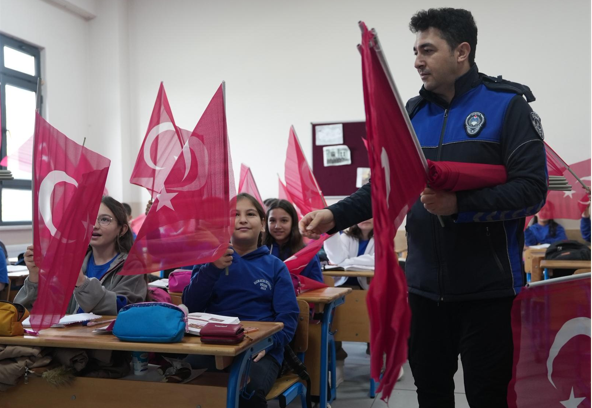 Düzce Zabıtası, okullarda Türk bayrağı dağıttı