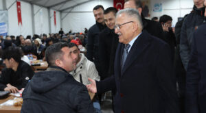 Başkan Büyükkılıç, iftar çadırında vatandaşlarla bir araya geldi Başkan Büyükkılıç, iftar çadırında vatandaşlarla bir araya geldi