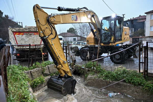 Manisa’da yoğun yağışlara karşı çalımalar gerçekleştirildi