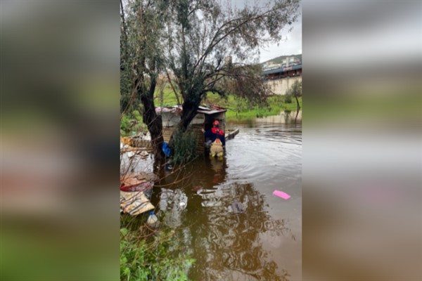 İzmir’de selde mahsur kalan vatandaşı itfaiye eri sırtında kurtardı İzmir’de selde mahsur kalan vatandaşı itfaiye eri sırtında kurtardı