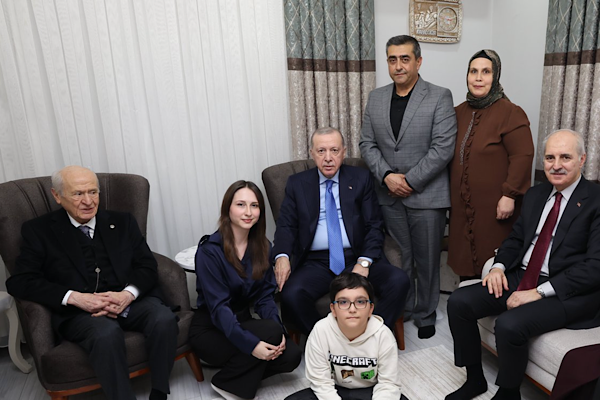 Cumhurbaşkanı Erdoğan’dan depremzede aileye ziyaret Cumhurbaşkanı Erdoğan’dan depremzede aileye ziyaret