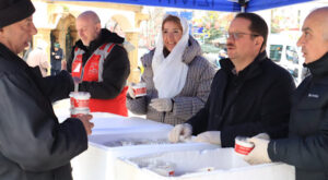 İzmit’te Berat Kandili dolayısıyla helva ikram edildi