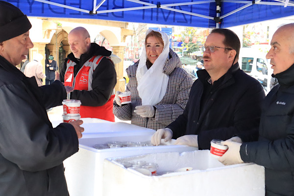 İzmit’te Berat Kandili dolayısıyla helva ikram edildi