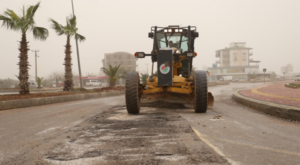 Kepez Belediyesi’nden yağmur sonrası yollarda çalışma Kepez Belediyesi’nden yağmur sonrası yollarda çalışma
