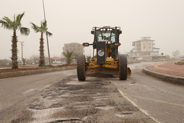Kepez Belediyesi’nden yağmur sonrası yollarda çalışma