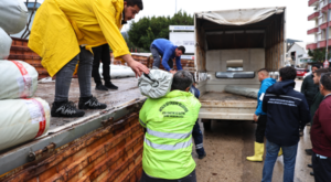 Antalya’da hortum ve fırtınadan zarar gören üreticiye destek