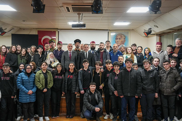 Trabzon Büyükşehir Belediyesi Şehir Tiyatrosu ilçe turnesine devam ediyor Trabzon Büyükşehir Belediyesi Şehir Tiyatrosu ilçe turnesine devam ediyor