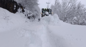 Büyükşehir ekipleri, karla mücadele çalışmalarına devam ediyor