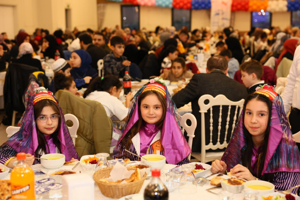 Esenler’de çocuklar ilk oruç heyecanını aynı sofrada paylaştı Esenler’de çocuklar ilk oruç heyecanını aynı sofrada paylaştı