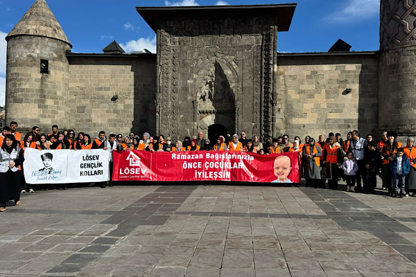 LÖSEV gençlerinden Erzurum’da ve Erzincan’da farkındalık etkinliği LÖSEV gençlerinden Erzurum’da ve Erzincan’da farkındalık etkinliği