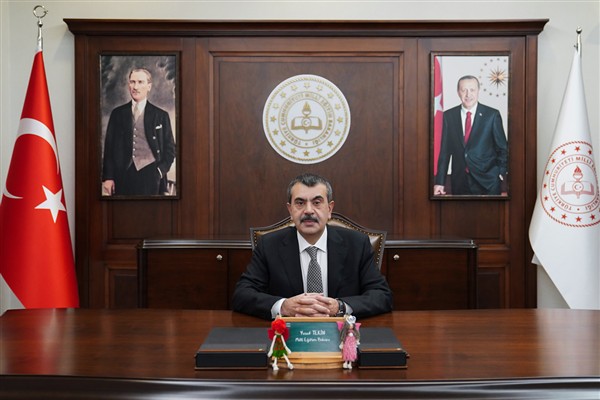 Bakan Tekin, Hz. İmam Hüseyin Cemevi’ni ziyaret etti