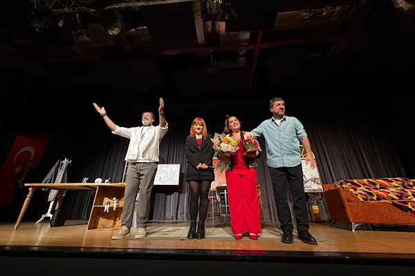 Yalova’da “Aşk Listesi” adlı tiyatro oyunu sahnelendi Yalova’da “Aşk Listesi” adlı tiyatro oyunu sahnelendi